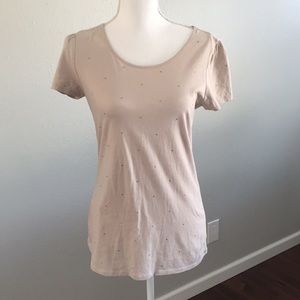 3/$15 👾 Gap tee. Detailed with tiny gold metal dots. Size Medium
